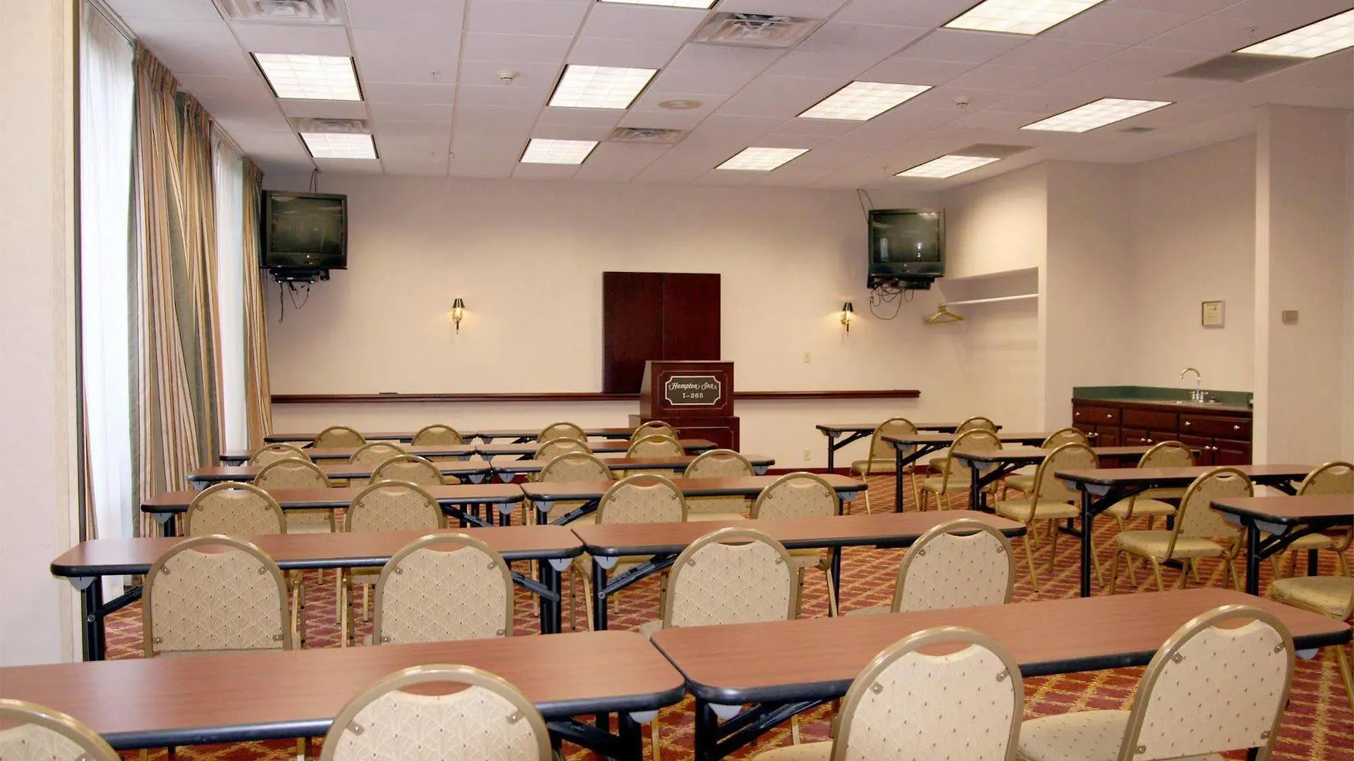 Hampton Inn Louisville Northeast 3*,